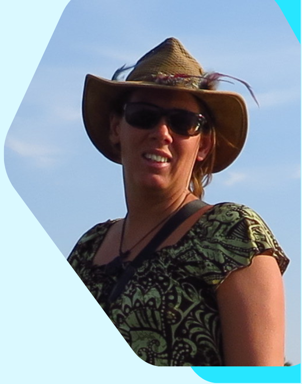 Hollie M'gog with safari hat
